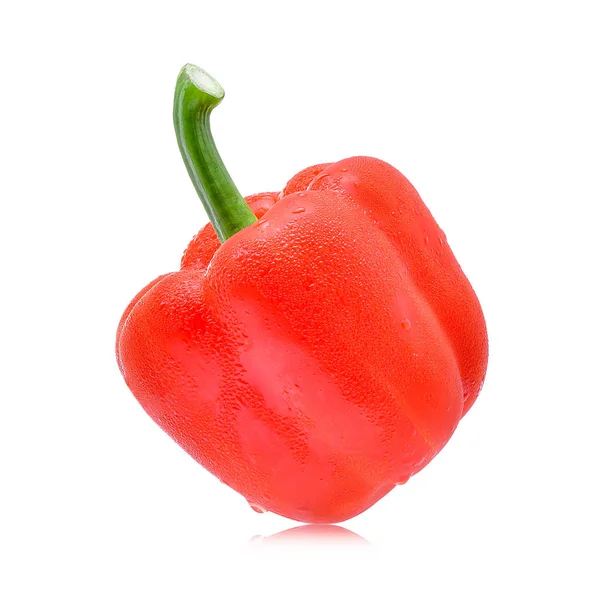 Verse zoete rode paprika (paprika) met druppel water geïsoleerd — Stockfoto