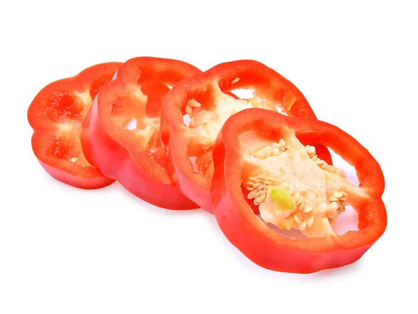 Нарізані свіжим солодким червоним перцем (перець дзвону) ізольовані на білому — стокове фото