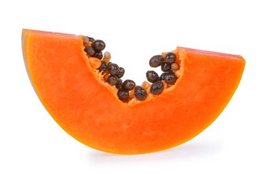 Beyaz arka plan üzerinde izole taze olgun papaya dilim