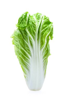 Beyaz arka planda taze Çin lahanası.