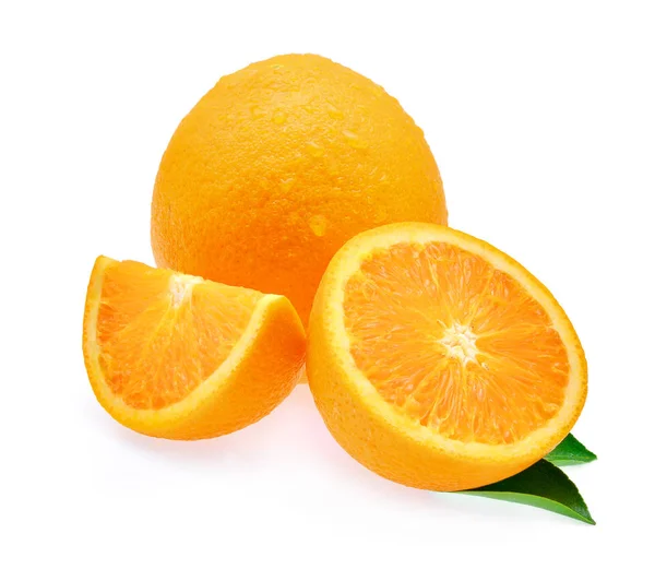 Fruta e folha de laranja fresca com gotas de água isoladas no whit — Fotografia de Stock