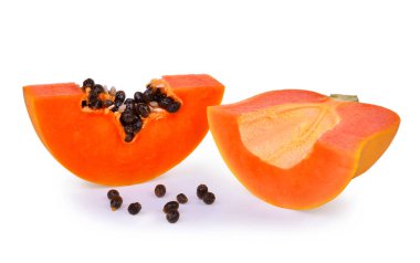 Beyaz arka plan üzerinde izole taze olgun papaya yarısı