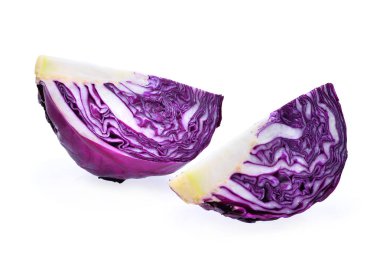 Beyaz arka plan üzerinde izole taze dilim mor lahana