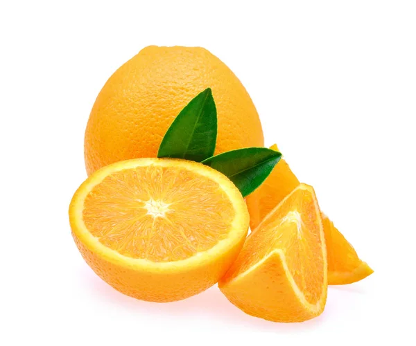 Fruta naranja fresca con hoja aislada sobre fondo blanco —  Fotos de Stock