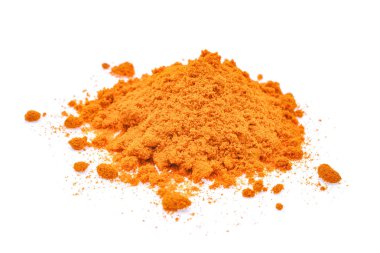 Beyaz arkaplanda izole edilmiş zerdeçal tozu