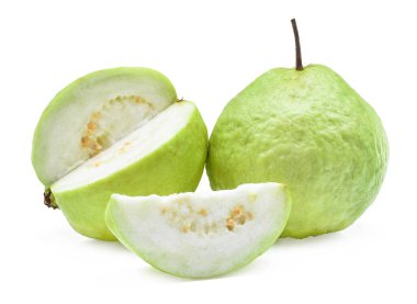 Beyaz arka planda izole edilmiş taze guava meyvesi.