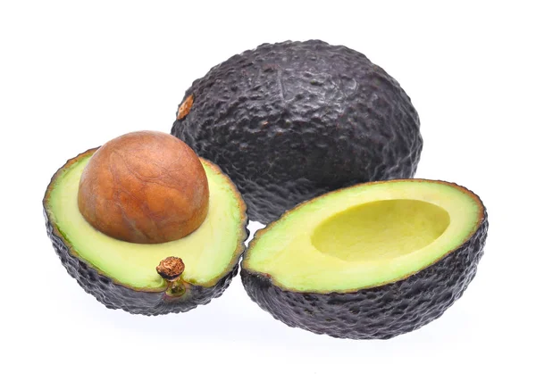 Verse avocado met schijfje geïsoleerd op witte achtergrond — Stockfoto