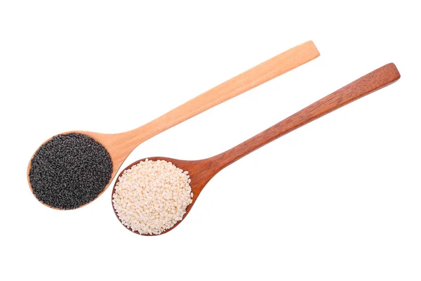 Vista superior de semillas de sésamo blanco y negro en aislado de cuchara de madera — Foto de Stock