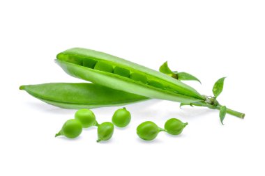 Beyaz arkaplanda taze yeşil bezelyeler.