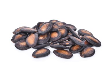 Beyaz arka plan üzerinde izole kurutulmuş karpuz tohumu