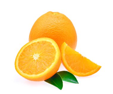 taze turuncu meyve yaprak ve su ile izole üzerinde beyaz ba bırak