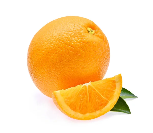 Fruta naranja fresca con hoja aislada sobre fondo blanco — Foto de Stock