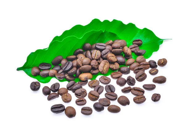 Ziarna kawy i liści na białym tle — Zdjęcie stockowe