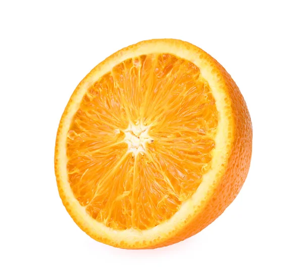 Meia fatia de laranja fresca isolada no fundo branco — Fotografia de Stock