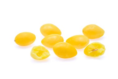 Beyaz arka plan üzerinde izole haşlanmış ginkgo fındık