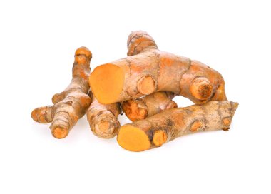 Beyaz arkaplanda izole edilmiş zerdeçal kökü