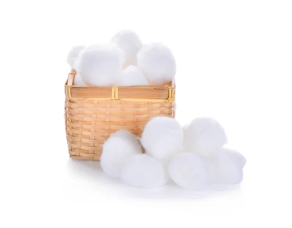 Lã de algodão em cesta de madeira isolada sobre um fundo branco — Fotografia de Stock
