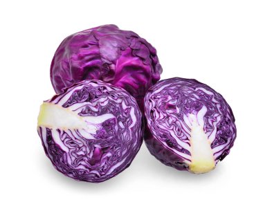 Mor lahana beyaz arkaplanda izole edilmiş.