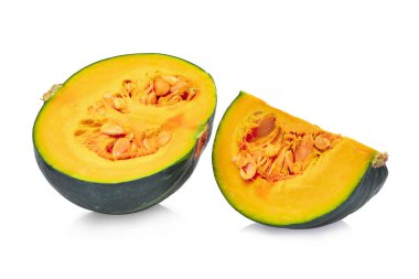 Beyaz arkaplanda izole edilmiş taze yeşil balkabağı