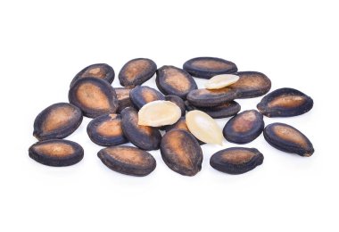 Beyaz arka plan üzerinde izole kurutulmuş karpuz tohumu