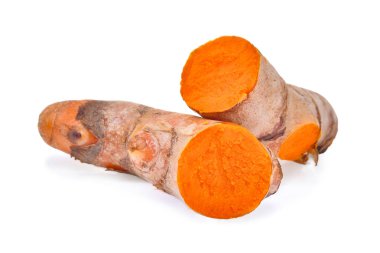 Beyaz arkaplanda izole edilmiş zerdeçal kökü