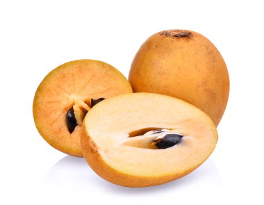 Beyaz arka plan üzerinde izole meyve taze sapodilla