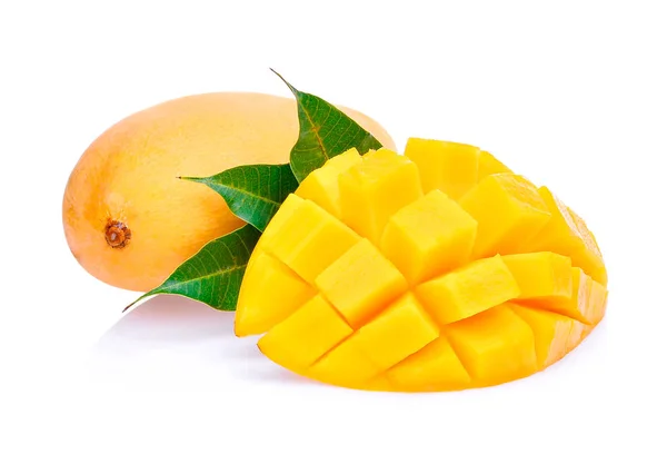 Frische Mango mit Blättern isoliert auf weißem Hintergrund — Stockfoto