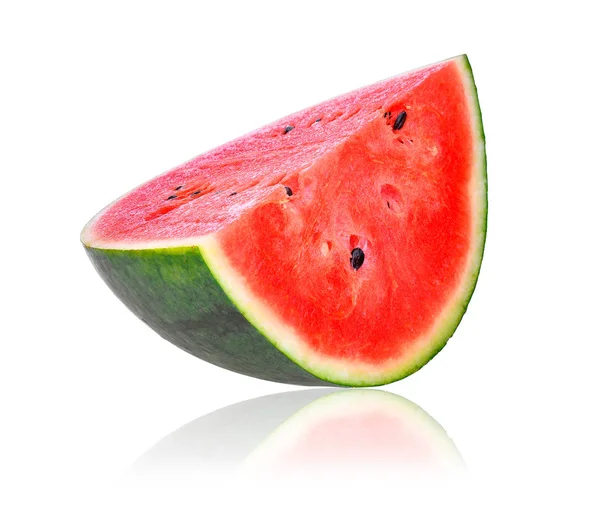 Dilimlenmiş taze karpuz, beyaz arka planda izole edilmiş.