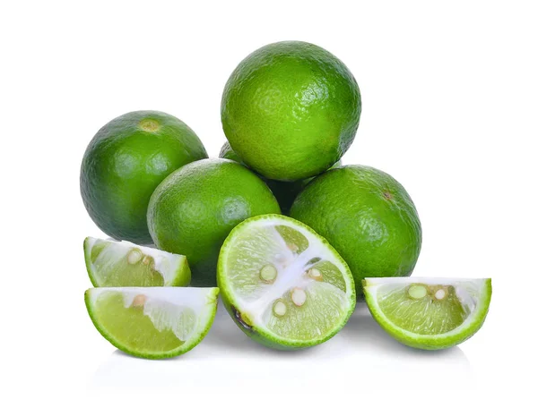 Färsk grön lime med skiva isolerad på vit — Stockfoto