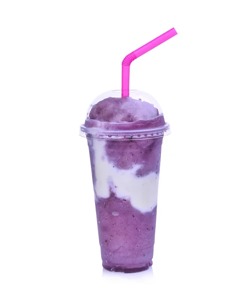 Smoothie de baga azul fresco em galss plástico isolado em bac branco — Fotografia de Stock