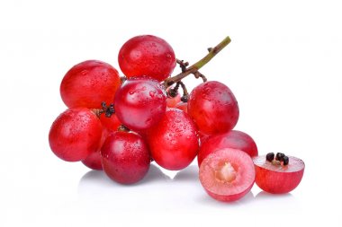 su ile taze kırmızı üzüm damla izole üzerinde beyaz arka plan.