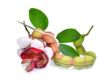 Beyaz arka plan üzerinde izole taze manila demirhindi meyve