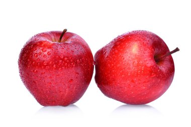 Beyaz arka plan üzerinde izole su damla ile taze kırmızı elmalar