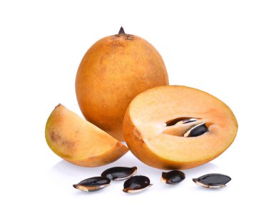Beyaz arka plan üzerinde izole meyve taze sapodilla