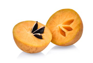 Beyaz arka plan üzerinde izole taze sapodilla yarısı