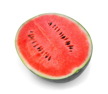 Beyaz arka planda izole edilmiş taze karpuzun yarısı.