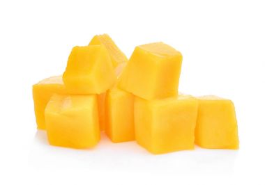 Beyaz arka plan üzerinde izole taze mango küpleri