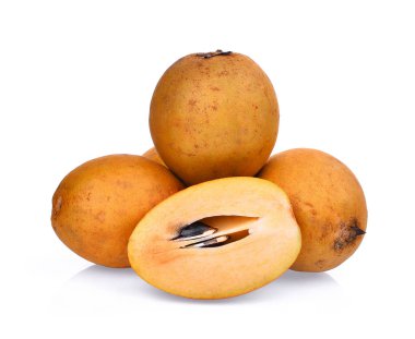 Beyaz arka plan üzerinde izole meyve taze sapodilla