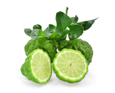 beyaz arkaplanda izole edilmiş taze bergamot