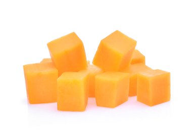 Beyaz arka plan üzerinde izole taze papaya küpleri