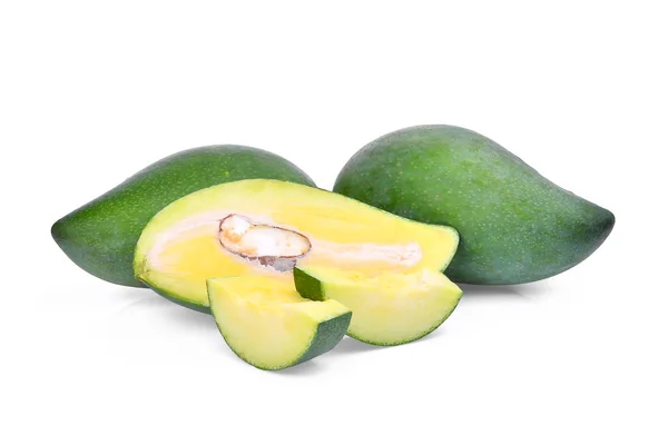 Свіжий зелений манго ізольовано на білому тлі — стокове фото