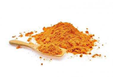 Tahta kaşık beyaz arka plan üzerinde izole zerdeçal tozu