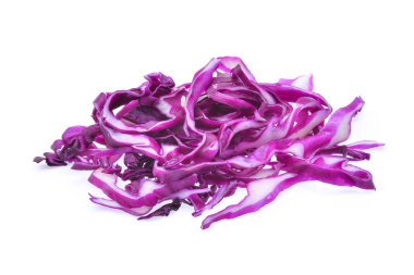 mor lahana beyaz arka plan üzerinde izole dilim