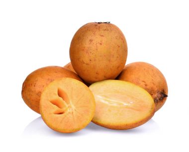 Beyaz arka plan üzerinde izole meyve taze sapodilla