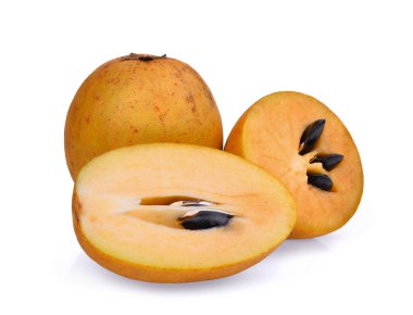 Beyaz arka plan üzerinde izole meyve taze sapodilla