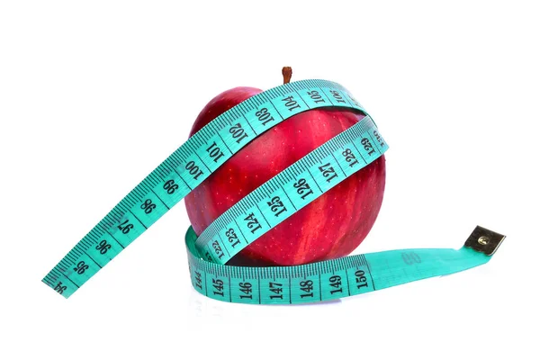 Červené jablko s měřicí páskou izolované na bílém pozadí — Stock fotografie
