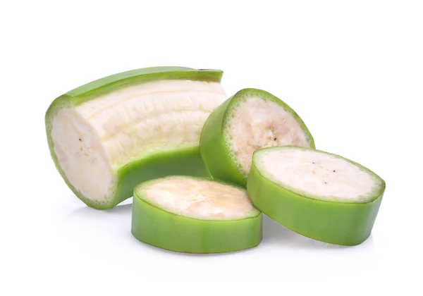 白い背景に分離された緑の生バナナのスライス — ストック写真