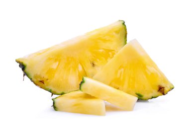 Beyaz arkaplanda izole edilmiş bir ananas dilimi