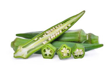 Beyaz arkaplanda izole edilmiş taze yeşil bamya