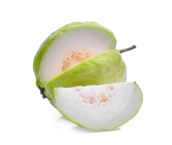 Свіжі фрукти гуави, підірвані на білому фоні — стокове фото